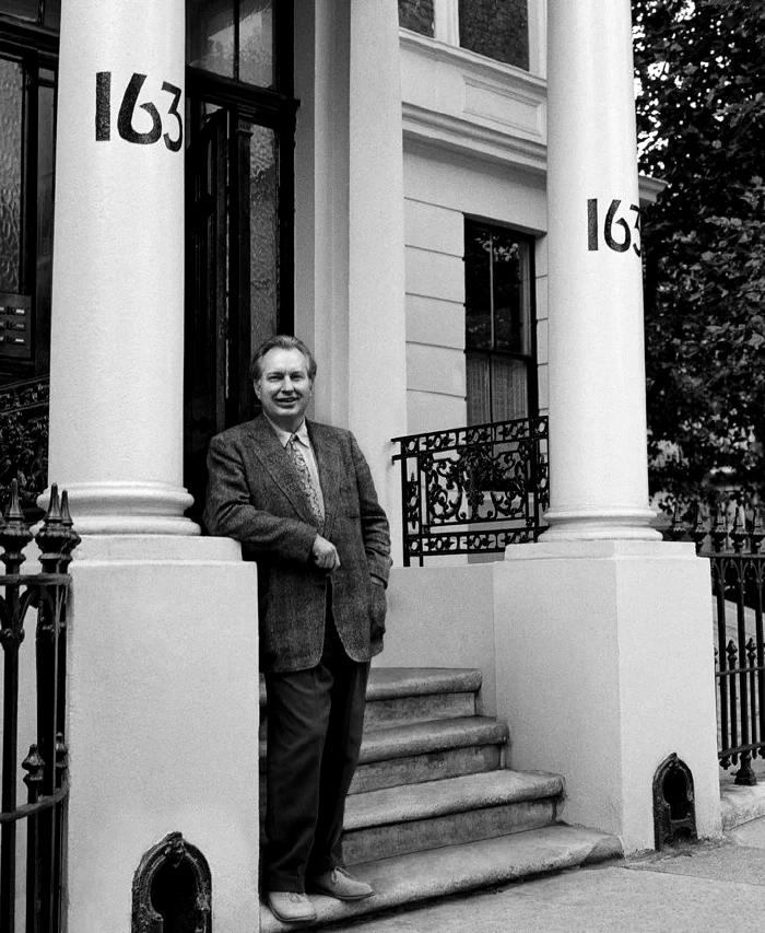 L. Ron Hubbard vor einem Hauseingang
