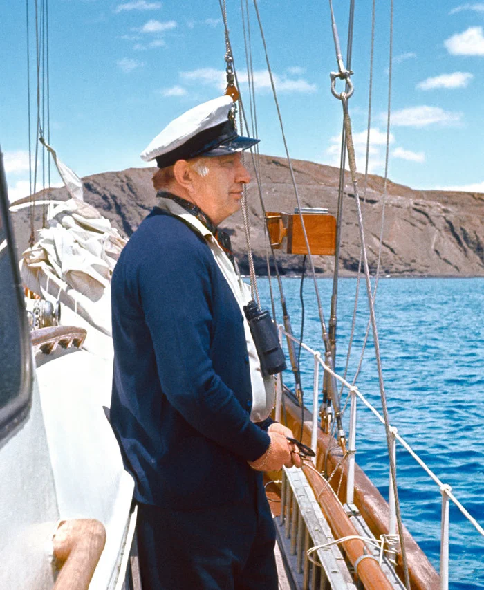 L. Ron Hubbard an Bord eines Schiffes