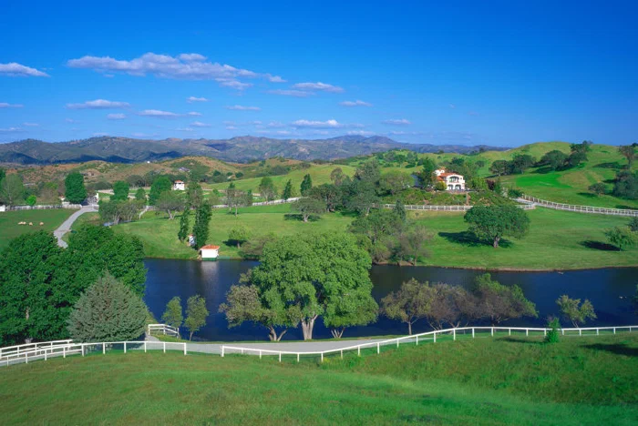 Landschaft mit See und Hügeln